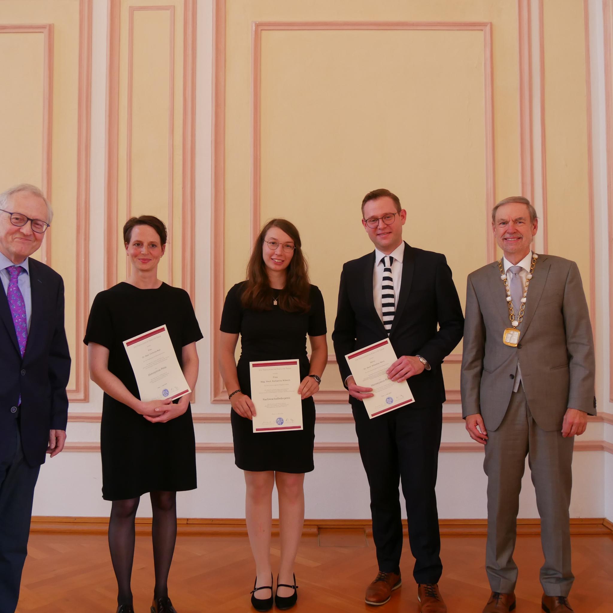Die Preisträger zusammen mit Dr. Hermann Josef Groß (links) und Rektor Walter Andreas Euler (rechts)