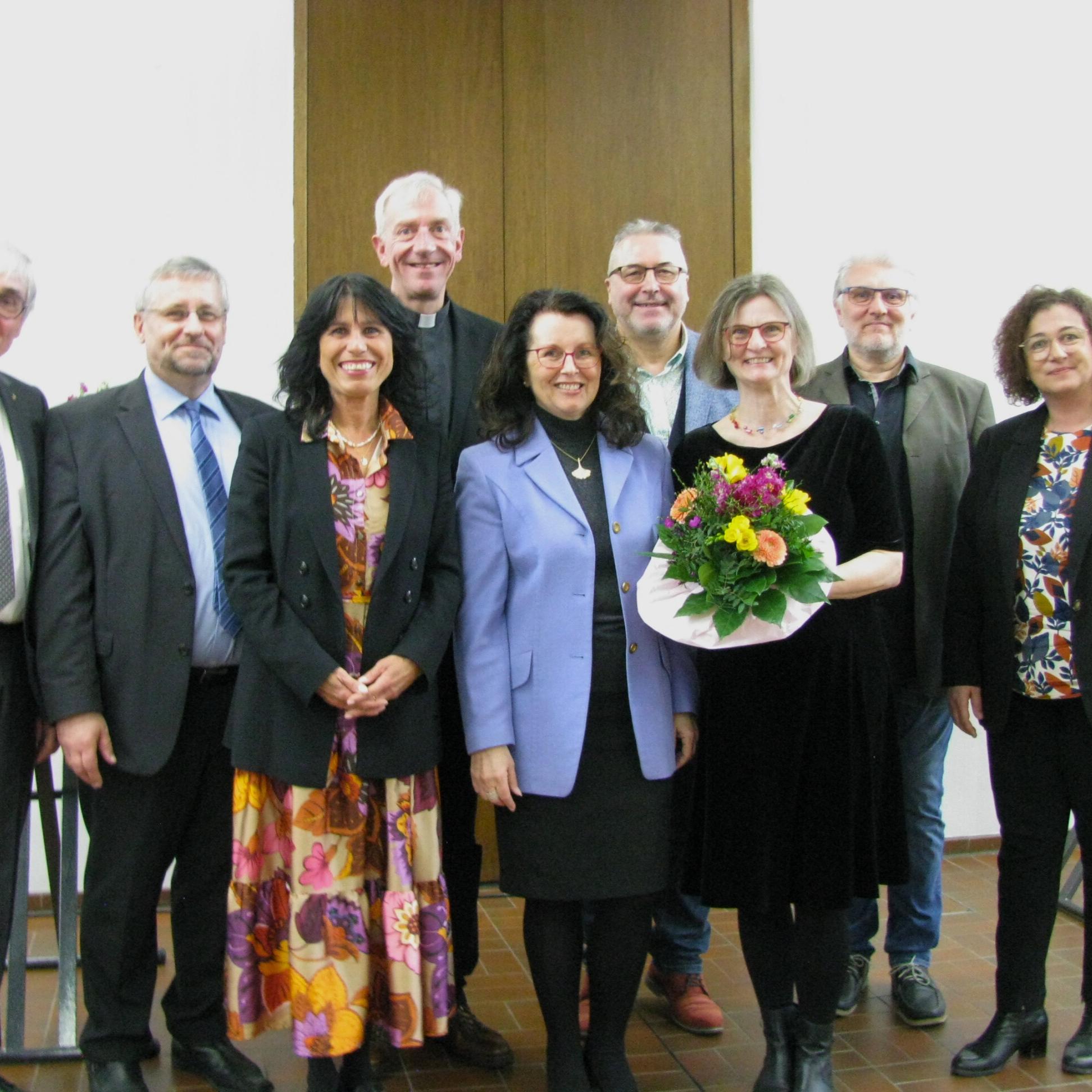 Victoria Müller-Ensel (Dritte v. rechts) verlässt den Caritasverband Rhein-Hunsrück-Nahe. Zur Verabschiedung kamen unter anderem der Diözesan-Caritasverbandsvorsitzender Benedikt Welter (Vierter v. links), der Vorstand des Ortscaritasverbandes und die drei hiesigen Dienststellenleiter.