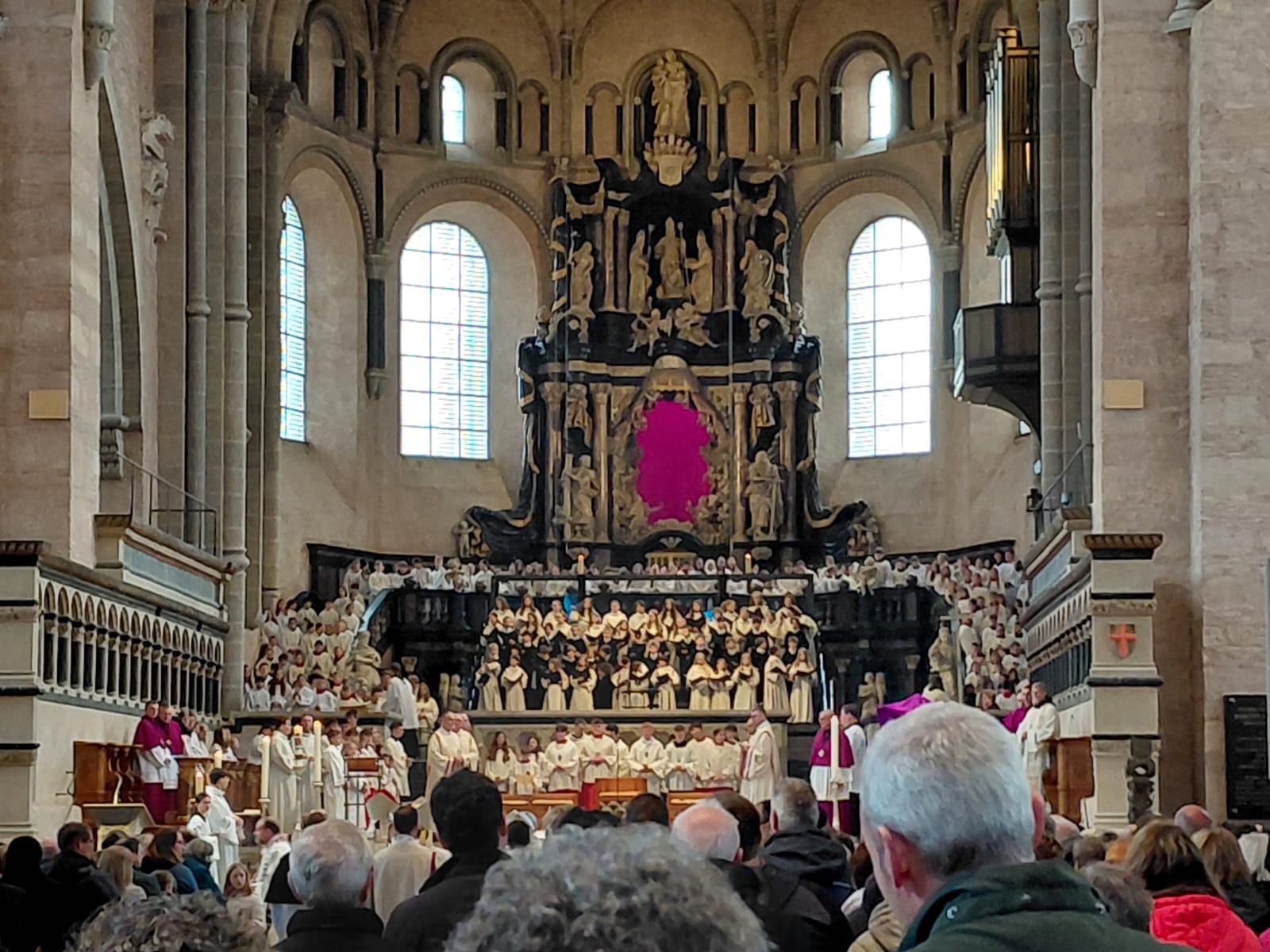 350 Messdiener/innen aus dem ganzen Bistum wirkten bei der Chrisammesse im Dom mit (c) Dirk Kerber 350 Messdiener/innen aus dem ganzen Bistum wirkten bei der Chrisammesse im Dom mit