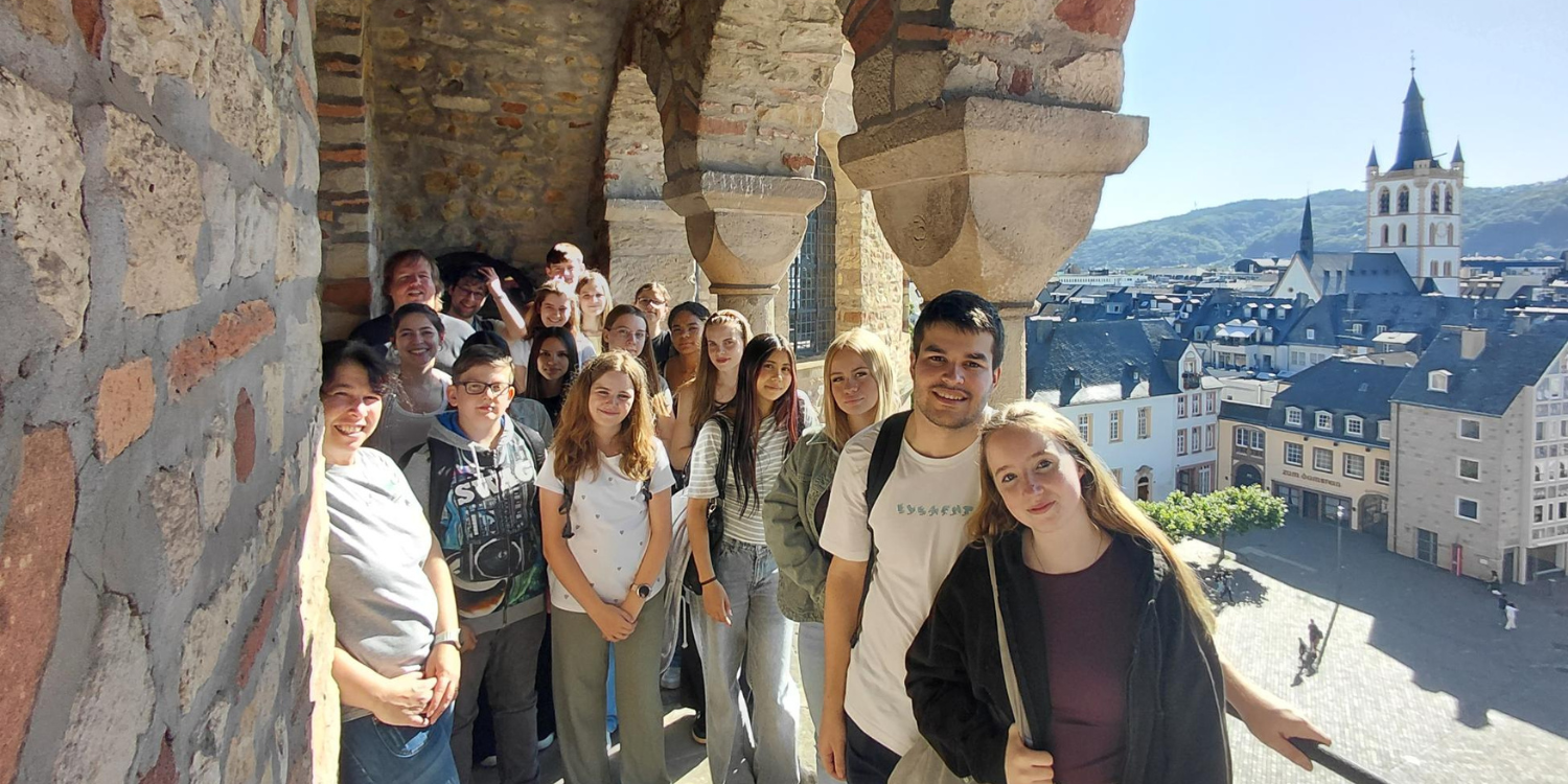 Die Firmgruppe auf der Westgalerie des Doms mit Blick in die Innenstadt (c) Peter Zillgen Die Firmgruppe auf der Westgalerie des Doms mit Blick in die Innenstadt