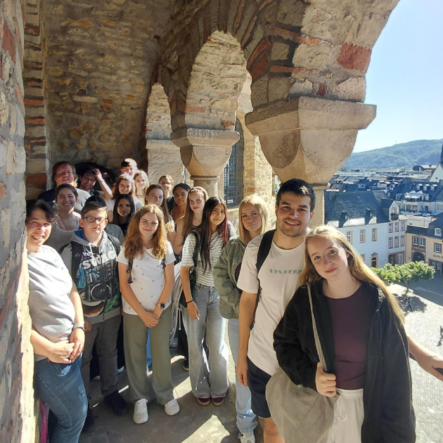 Die Firmgruppe auf der Westgalerie des Doms mit Blick in die Innenstadt