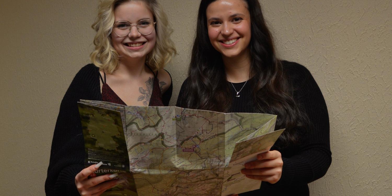 Die Caritas-Mitarbeiterinnen Michelle Erskine (links) und Emily Weber, die das MEzI-Projekt begleiten