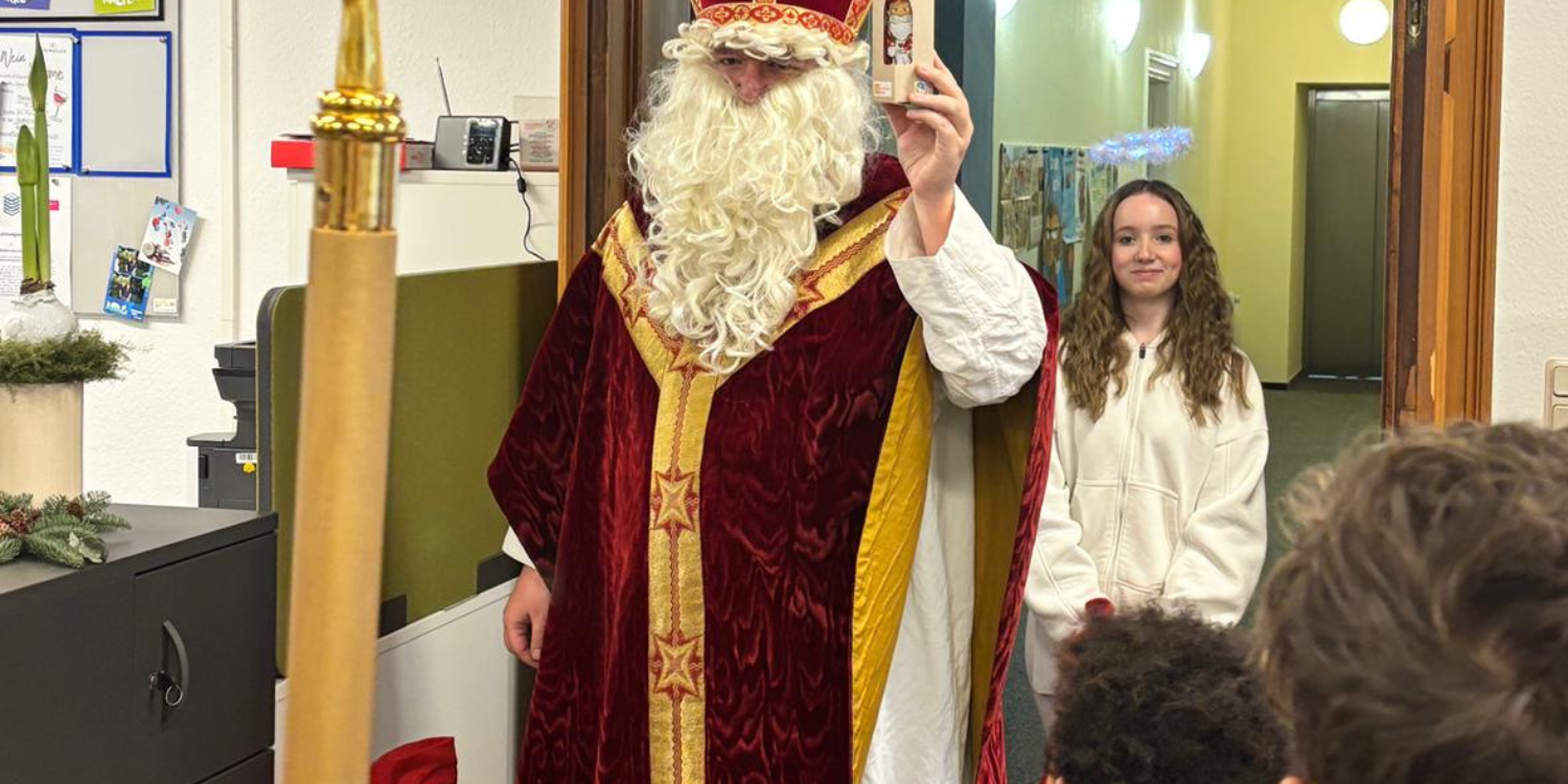 Wie hier in der Stadtbücherei Kirn besuchte der Heilige Bischof Nikolaus rund 400 Kinder im Pastoralen Raum und konnte an vielen Stellen auch dank einer großzügigen Spende des Bonifatiuswerkes kostenfreie echte Schoko-Nikoläuse verteilen (c) Michael Michels Wie hier in der Stadtbücherei Kirn besuchte der Heilige Bischof Nikolaus rund 400 Kinder im Pastoralen Raum und konnte an vielen Stellen auch dank einer großzügigen Spende des Bonifatiuswerkes kostenfreie echte Schoko-Nikoläuse verteilen