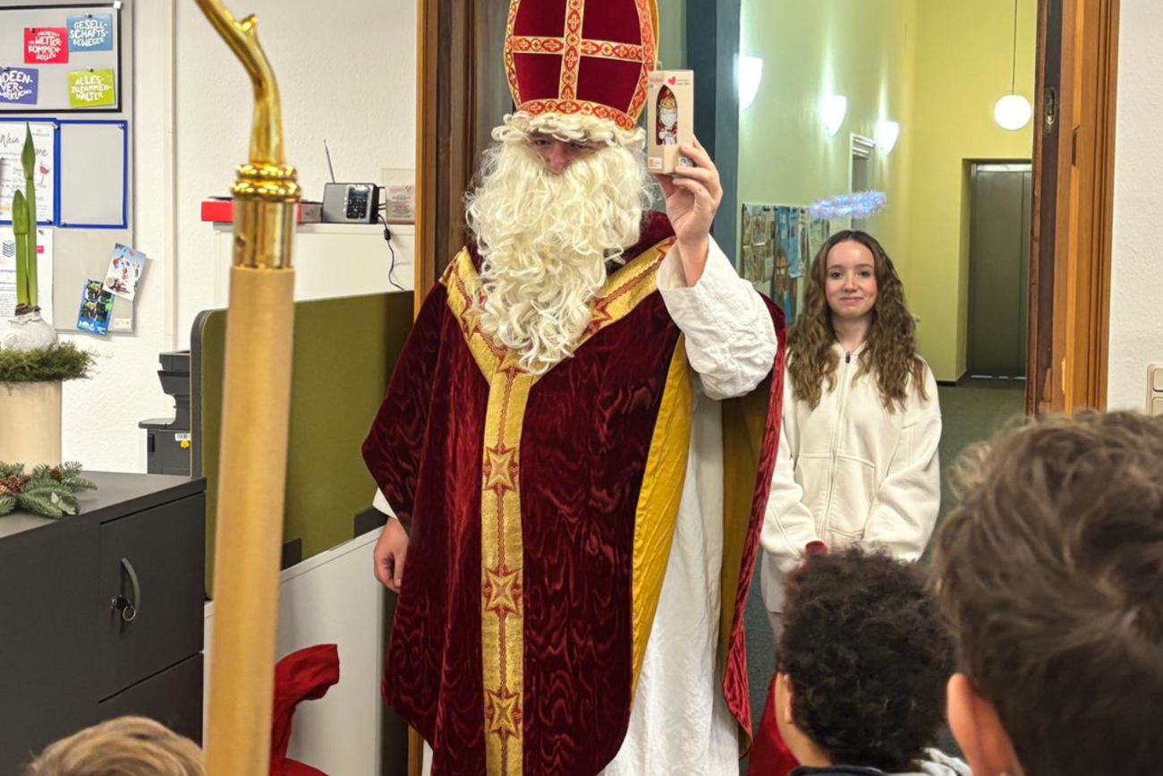 Wie hier in der Stadtbücherei Kirn besuchte der Heilige Bischof Nikolaus rund 400 Kinder im Pastoralen Raum und konnte an vielen Stellen auch dank einer großzügigen Spende des Bonifatiuswerkes kostenfreie echte Schoko-Nikoläuse verteilen