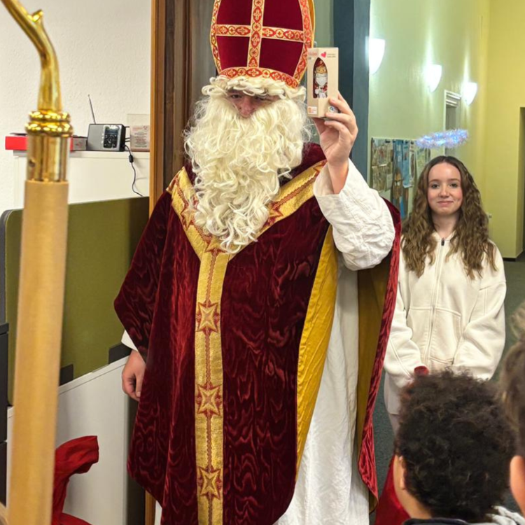 Nikolaus2025 (c) Michael Michels Wie hier in der Stadtbücherei Kirn besuchte der Heilige Bischof Nikolaus rund 400 Kinder im Pastoralen Raum und konnte an vielen Stellen auch dank einer großzügigen Spende des Bonifatiuswerkes kostenfreie echte Schoko-Nikoläuse verteilen