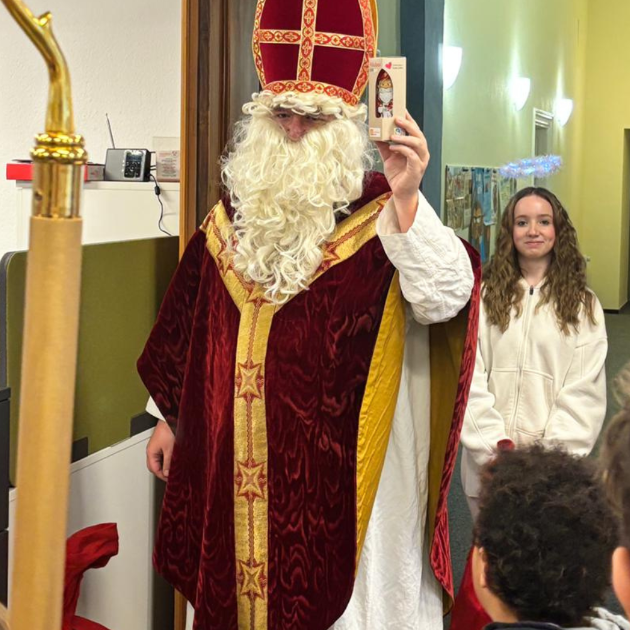 Wie hier in der Stadtbücherei Kirn besuchte der Heilige Bischof Nikolaus rund 400 Kinder im Pastoralen Raum und konnte an vielen Stellen auch dank einer großzügigen Spende des Bonifatiuswerkes kostenfreie echte Schoko-Nikoläuse verteilen