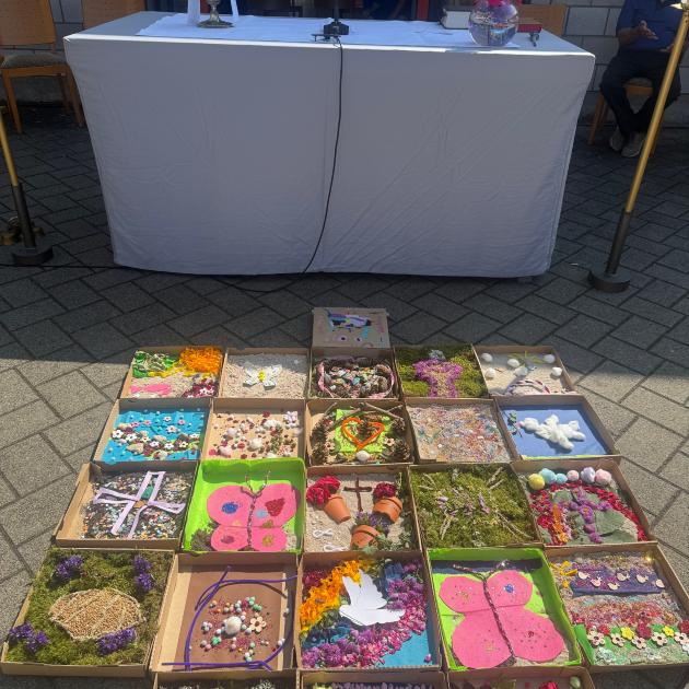 Pizzakartons Mosaik Altar