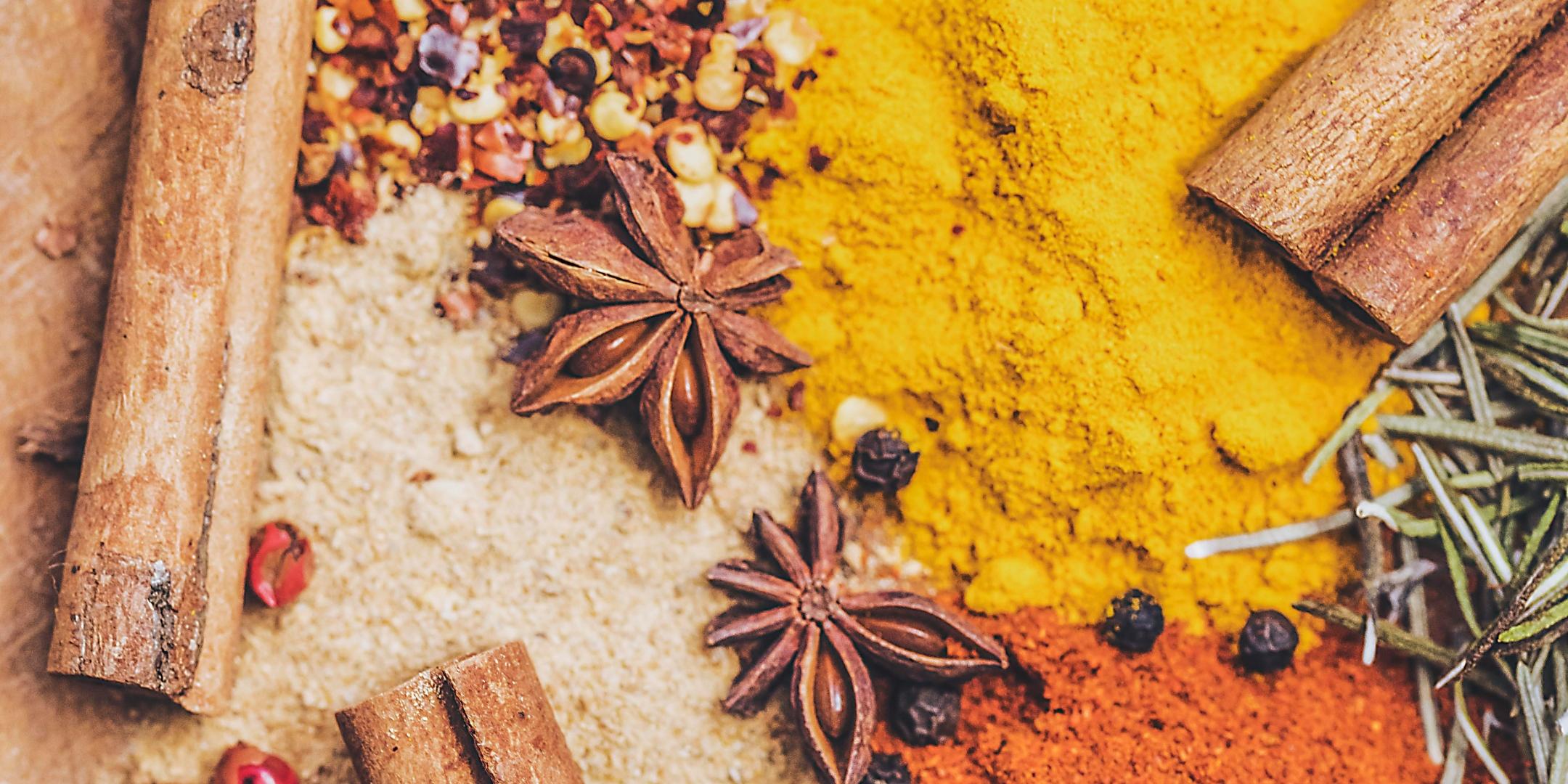 Das Bild zeigt ein Vielzahl an exotischen Gewürzen wie Curry, Kardamom und Zimt (c) Marion Botella auf Unsplash Das Bild zeigt ein Vielzahl an exotischen Gewürzen wie Curry, Kardamom und Zimt