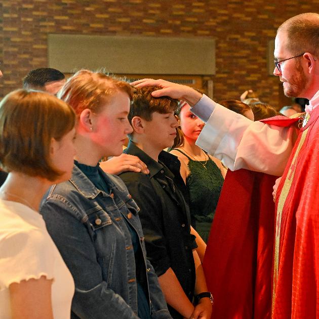 Archivfoto: Jugendpfarrer Thomas Hufschmidt firmt Jugendliche. Unser Bild zeigt die Firmung in der Jugendkirche MIA im Jahr 2026.