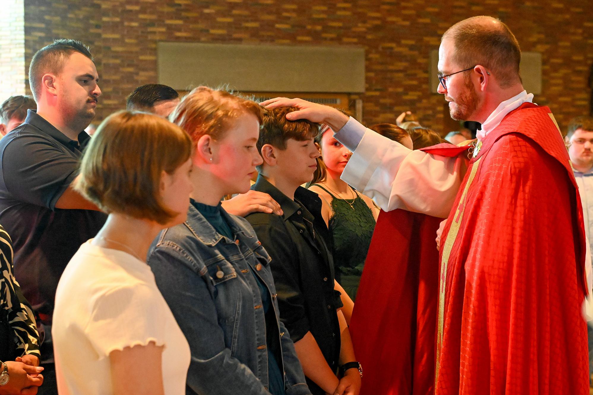 Archivfoto: Jugendpfarrer Thomas Hufschmidt firmt Jugendliche. Unser Bild zeigt die Firmung in der Jugendkirche MIA im Jahr 2026.