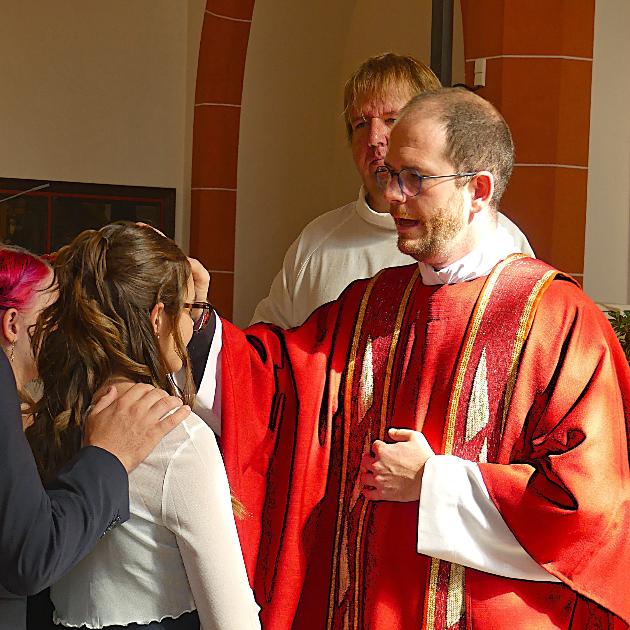Jugendpfarrer Thomas Hufschmidt spendete 50 Jugendlichen im Pastoralen Raum Idar-Oberstein das Sakrament der FIrmung.