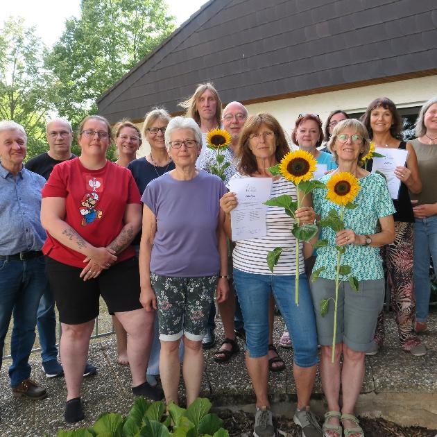 Hospizdienst-Koordinatorin Jana Morenz-Meyer (re.), ihre Kollegen Thomas Honrath und Nicole Setz (hinten li.) sowie Pfarrerin Andrea Moritz (2. Reihe, 2. v. li.) gemeinsam mit den neuen ehrenamtlichen Begleiterinnen und Begleitern.