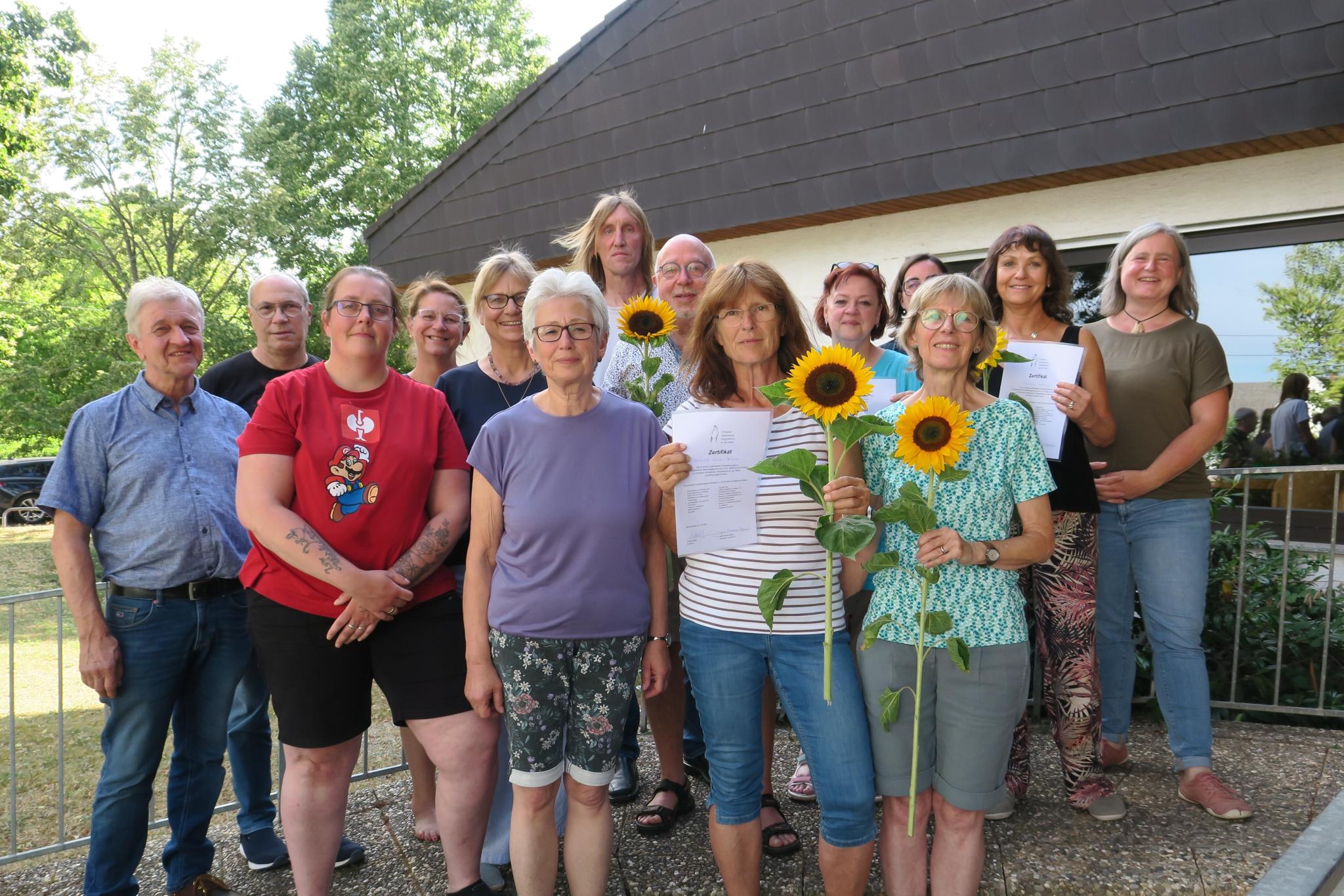 Hospizdienst-Koordinatorin Jana Morenz-Meyer (re.), ihre Kollegen Thomas Honrath und Nicole Setz (hinten li.) sowie Pfarrerin Andrea Moritz (2. Reihe, 2. v. li.) gemeinsam mit den neuen ehrenamtlichen Begleiterinnen und Begleitern.