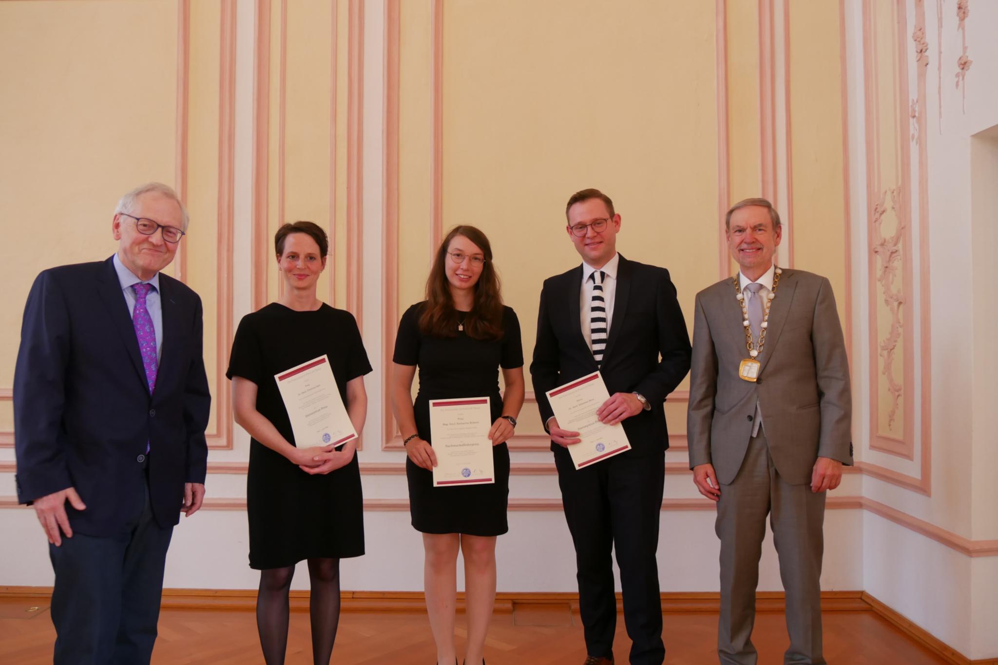 Die Preisträger zusammen mit Dr. Hermann Josef Groß (links) und Rektor Walter Andreas Euler (rechts)